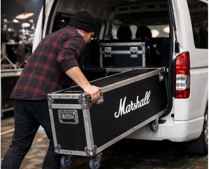 ギターアンプケース　運搬作業