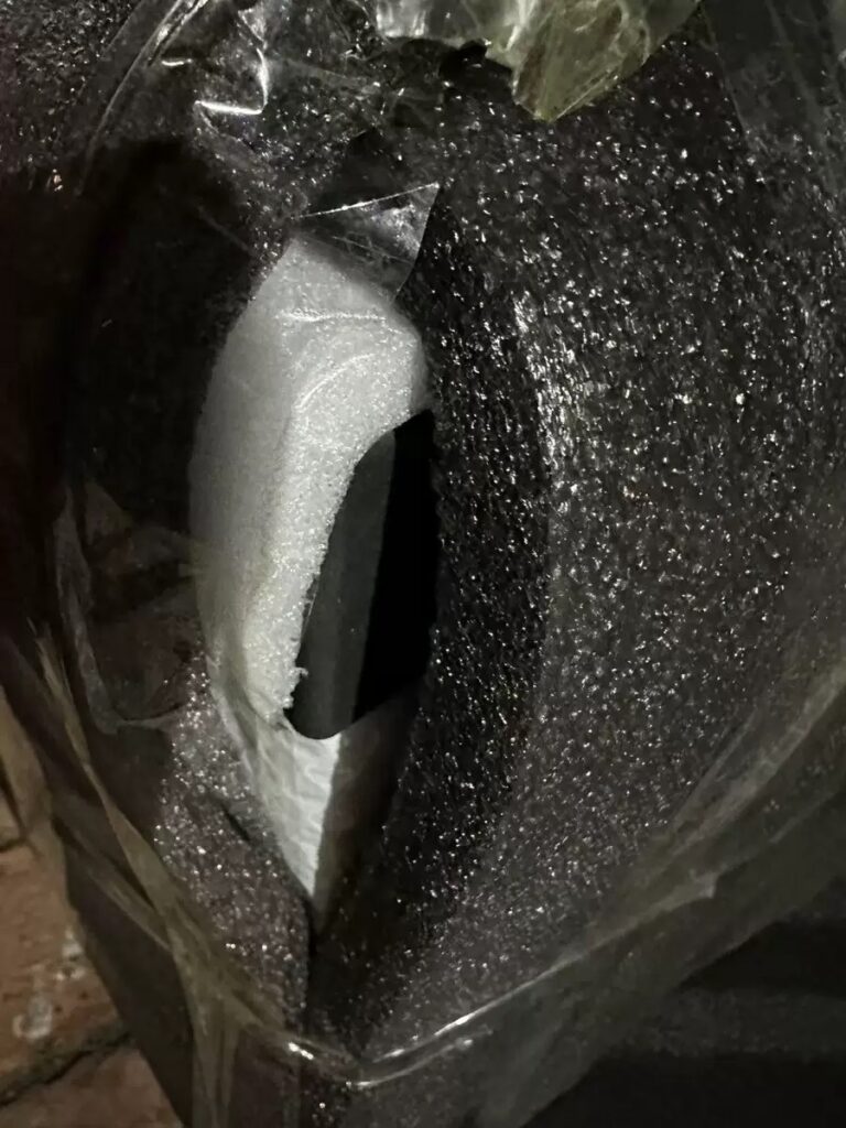 厚さ2cmの緩衝材で従来の梱包材の上からさらにガード
傷や凹みがないように徹底的にガッチリ梱包している