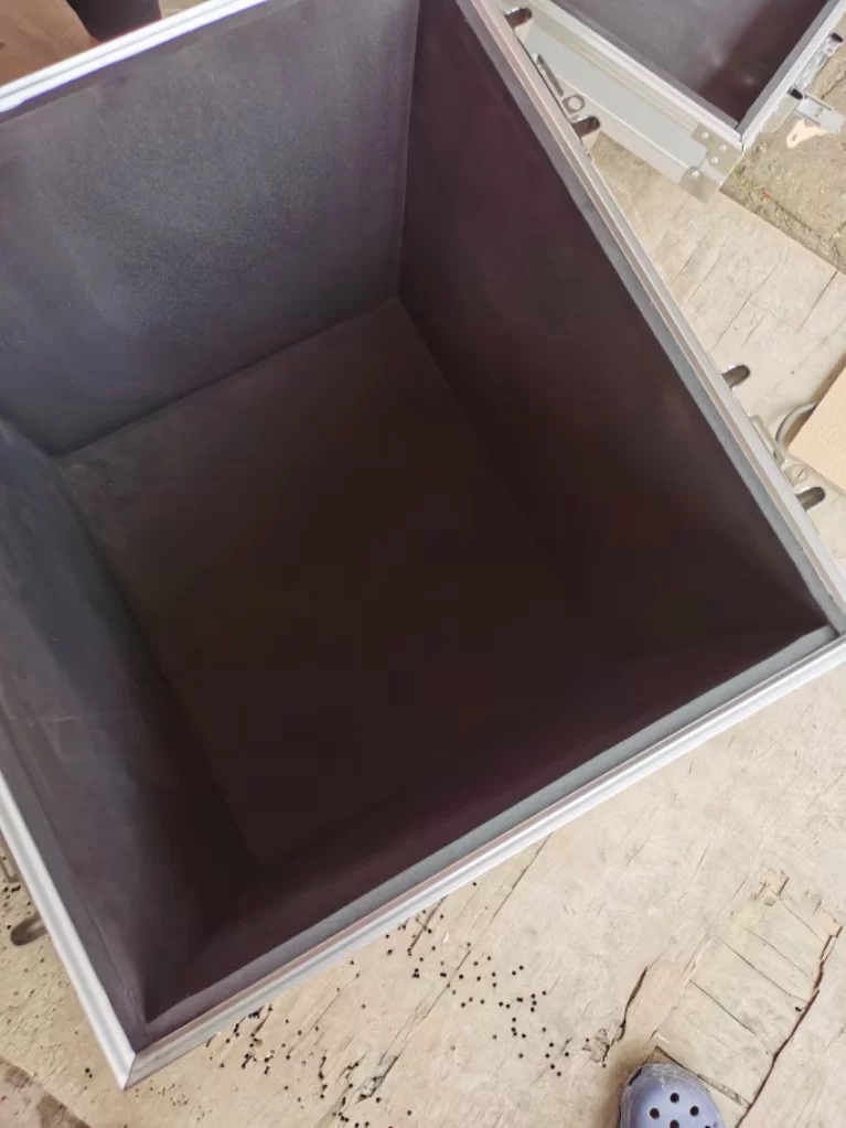 EVA緩衝材で覆われたアンプケース