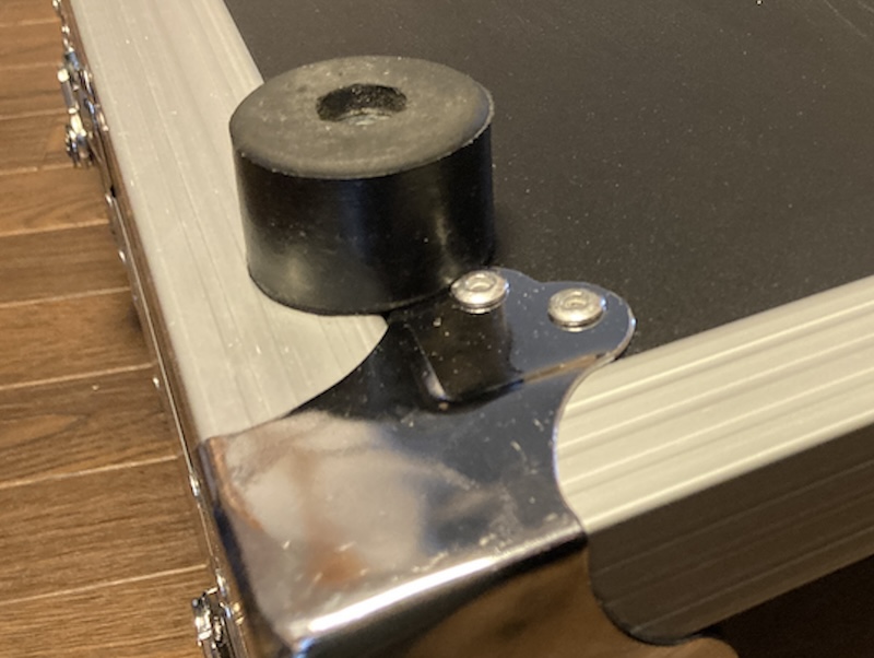 Rubber foot and metal corner detail on the bottom of an amplifier case