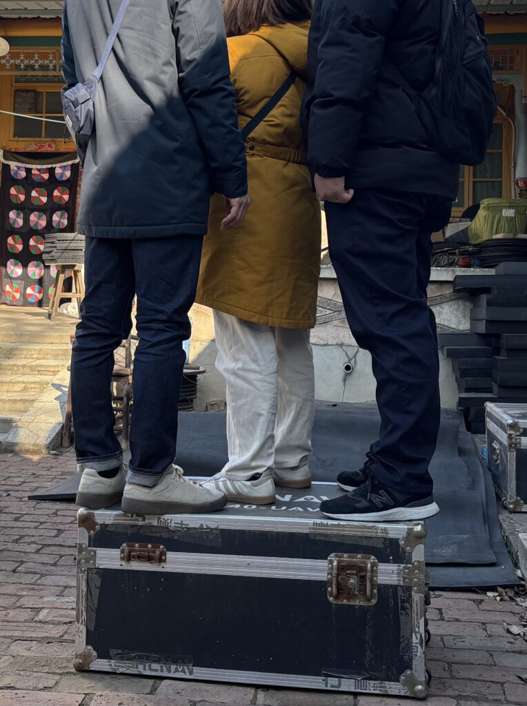 アンプケースに大人３人が乗った写真